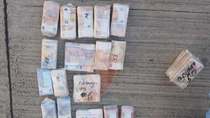 Gjykata e Durrësit lë në burg 29-vjeçarin, po sillte nga Italia 295 mijë euro