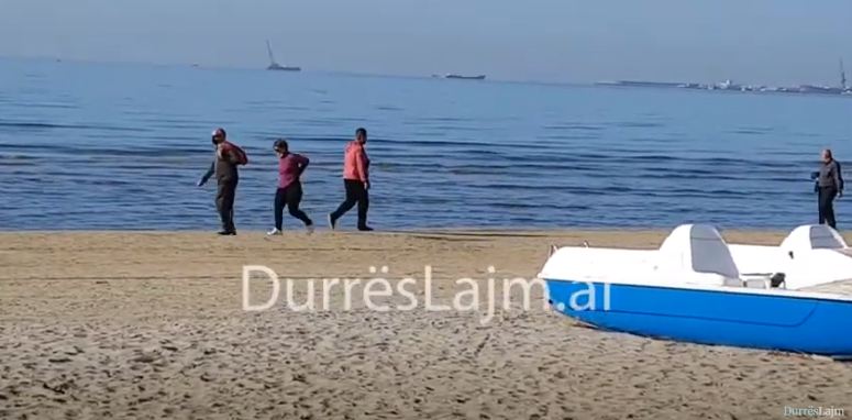 Moti i ngrohtë i nëntorit, durrsakët shëtitje dhe vrap buzë detit çdo ditë (VIDEO)