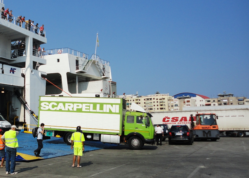 Arrestohet shoferi i kamionit në portin e Durrësit, fshehu një person në kabinë