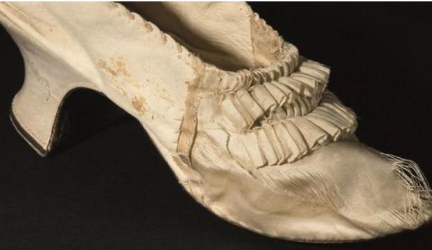 Del në ankand një këpucë e mbretëreshës Marie Antoinette
