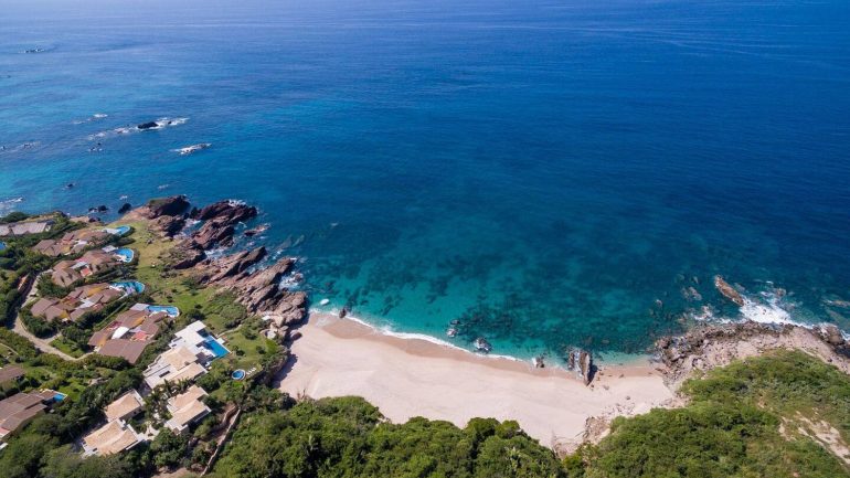 Ishulli ku karantinohen njerëzit më të pasur të botës (FOTO)