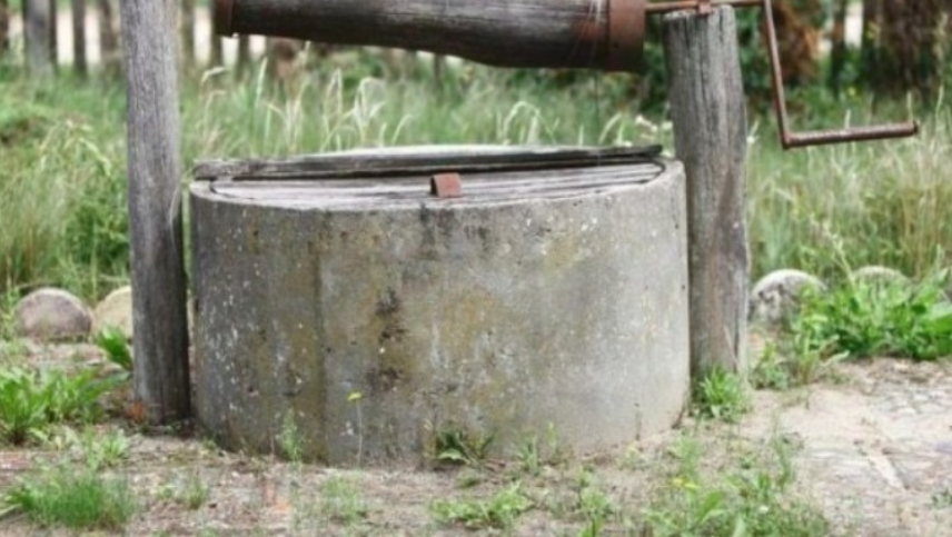 I moshuari gjendet i mbytur në pus