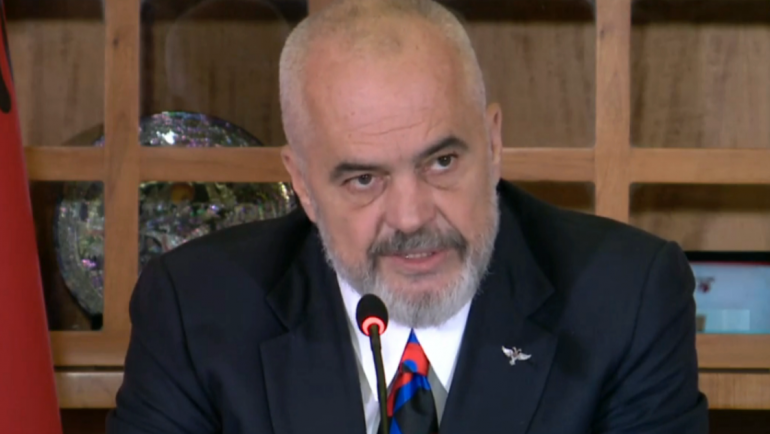 Kryeministri Rama ironizon Metën: I ka ngelur veç kostumi i presidentit