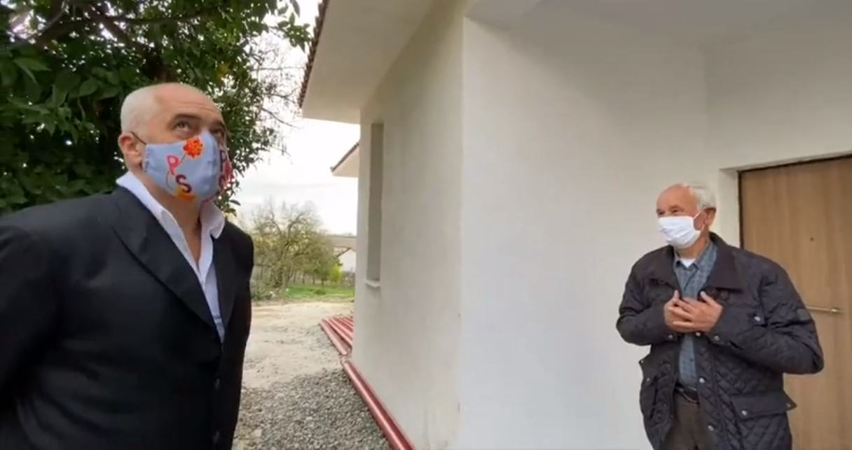 Rama u jep çelësat e shtëpive 2 familjeve në Shijak: Futuni me të djathtën (VIDEO)