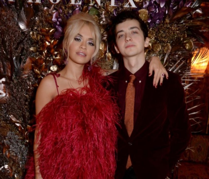 Me plis e kostum kombëtar, Rita Ora poston fotot më të bukura nga fëmijëria për t’i uruar ditëlindjen vëllait të saj