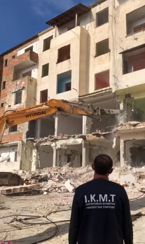 Shembet me ekskavator një tjetër pallat 5-katësh në Durrës (VIDEO)