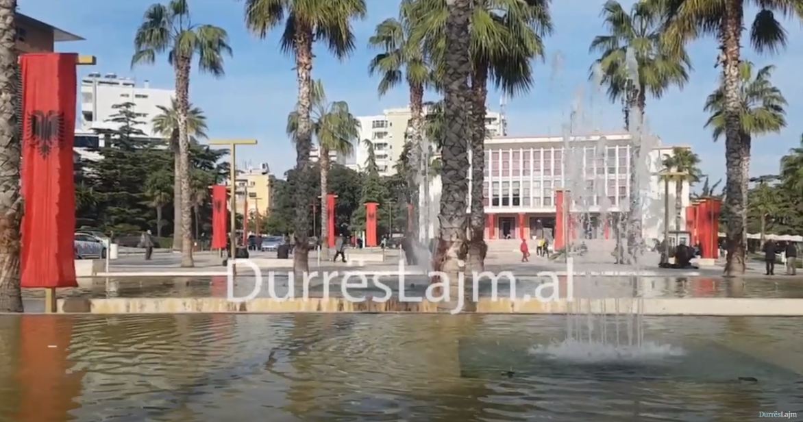 Festat e Nëntorit, sheshi “Liria” i veshur me flamuj Kuq e Zi! (VIDEO)