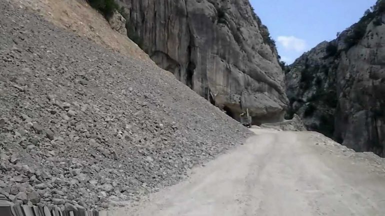 Makina del nga rruga, humb jetën pasagjeri 68-vjeçar, plagosen 2 të tjerë