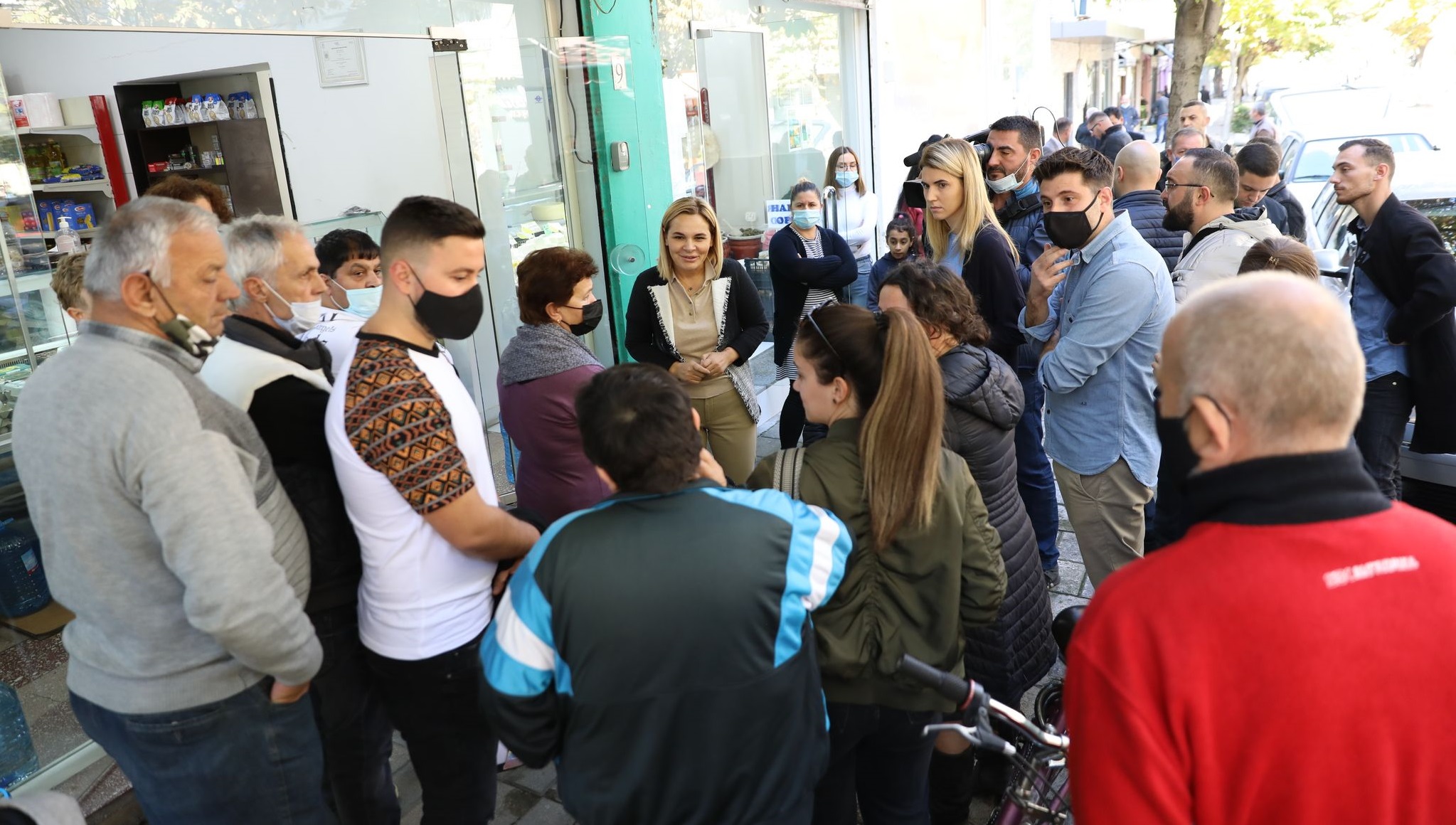 Gjobiten Monika Kryemadhi dhe Floida Kërpaçi për mosmbajtjen e maskës