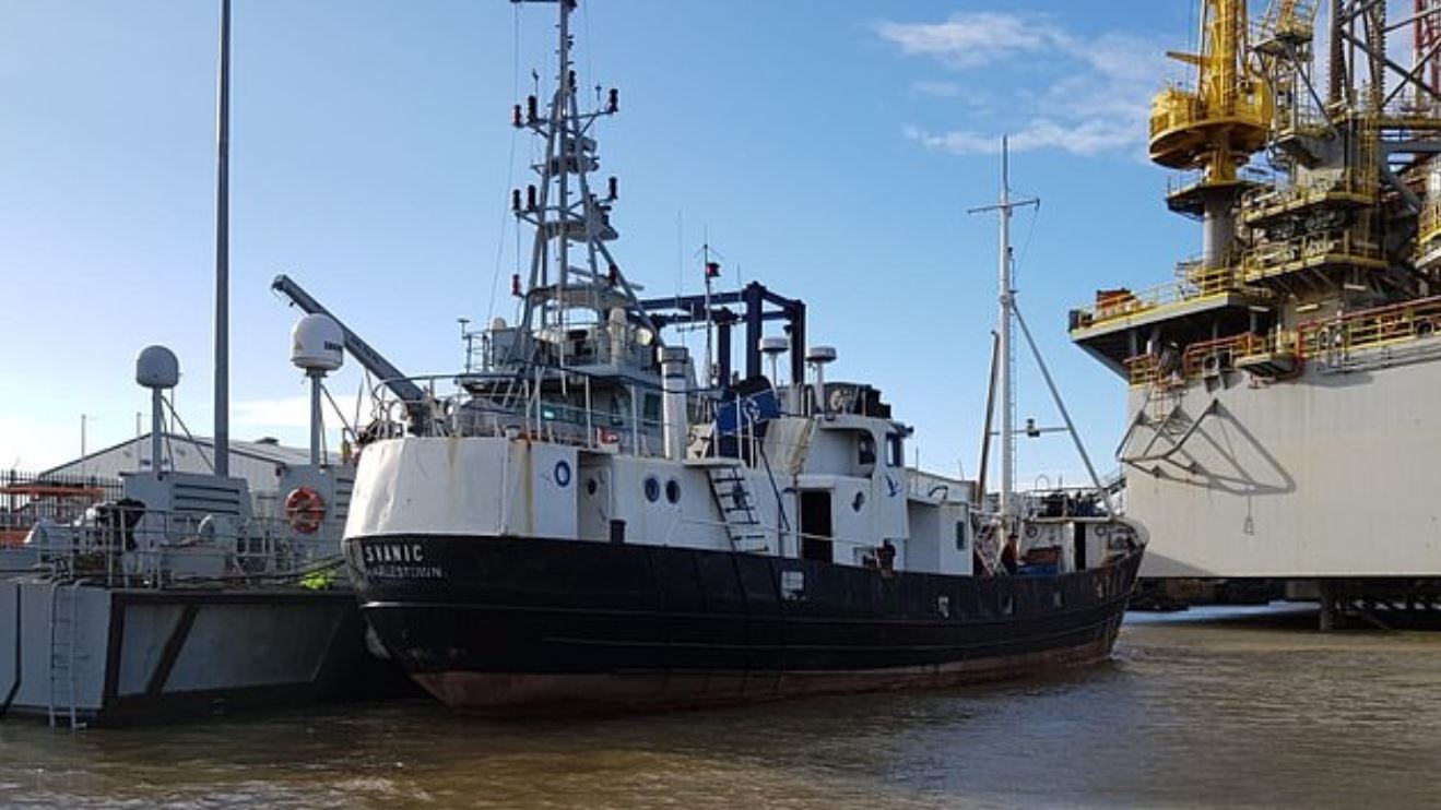 Kapen 69 emigrantë shqiptarë me anije në Britani, arrestohen 3 trafikantët