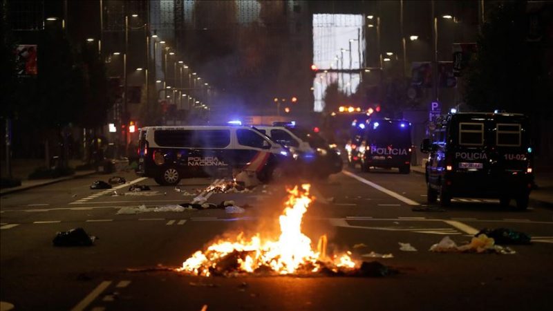 Rrugët e Spanjës kthehen në fushë beteje gjatë protestave kundër masave të reja