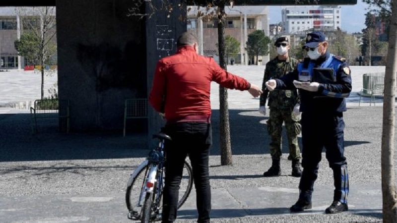 Në mbrëmje nisin masat kufizuese/ Policia e Shtetit masa shtesë për monitorimin e situatës