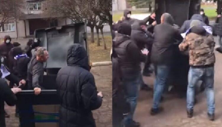 VIDEO/ Vendimi i fundit i irriton të gjithë, tifozët e nxjerrin drejtorin nga zyra dhe e hedhin në koshin e plehrave