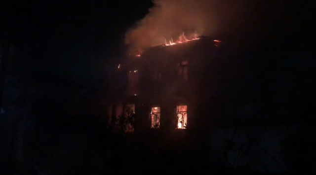 Banesa dy katëshe përfshihet nga flakët, policia: S’ka të lënduar