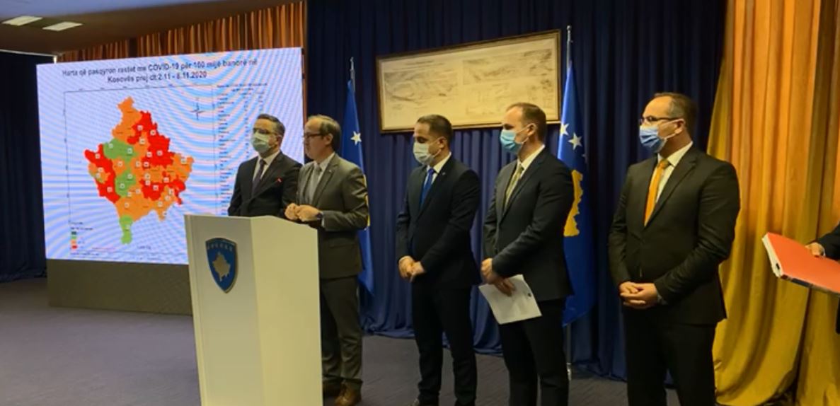 Rikthehen masat kufizuese në Kosovë, mbyllen zonat e kuqe nga ora 19:00 deri në 05:00