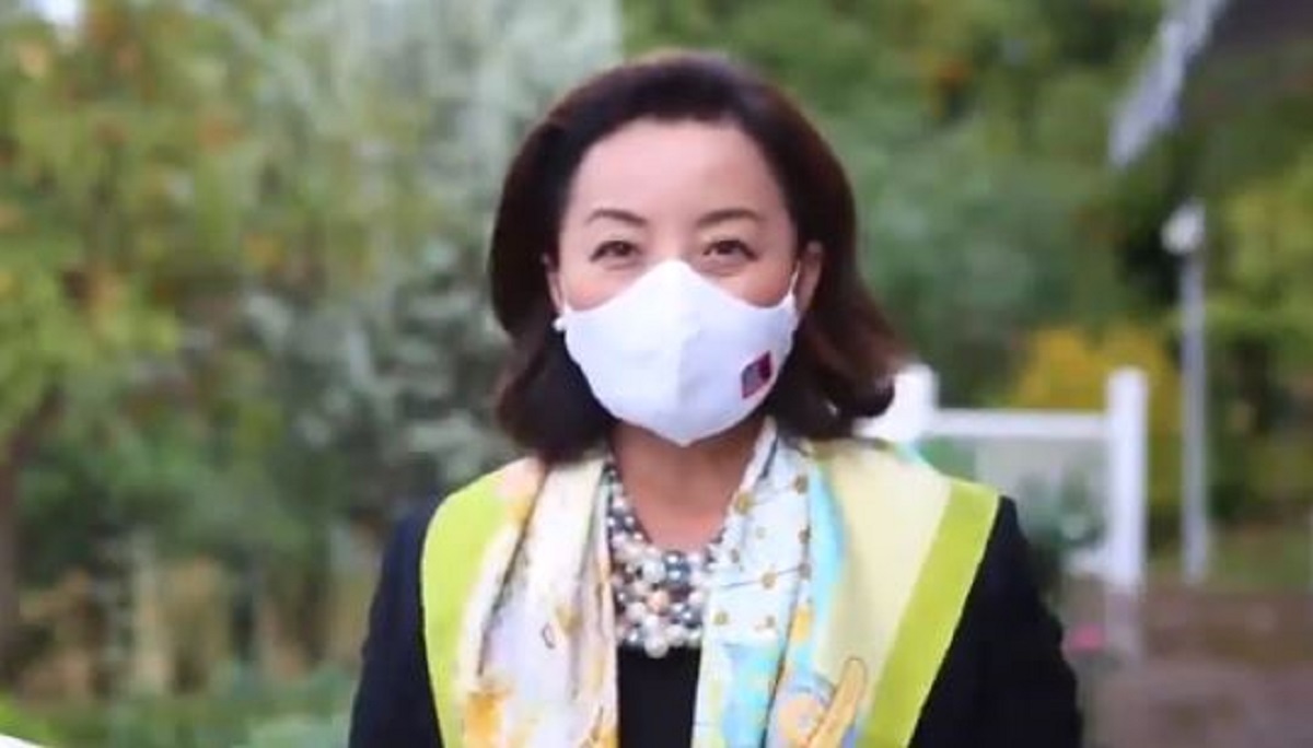 “Është për ty”, ambasadorja amerikane mesazh sensibilizues për mbajtjen e maskës