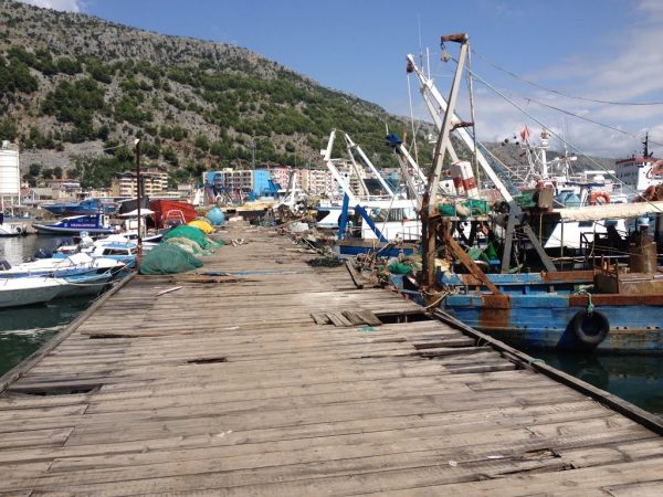 Kapen 4 emigrantë sirianë në port, tentuan të ngjiten në një anije mallrash