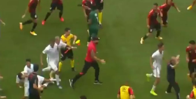 10 kartonë të kuq! Duhej të ishte ndeshje futbolli, por përfundoi si “Wrestling”