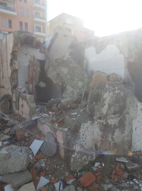 Iu dëmtua shtëpia gjatë shembjes së pallatit, qytetari nga Durrësi: Na premtuan bonusin, por jemi mbytur në borxhe