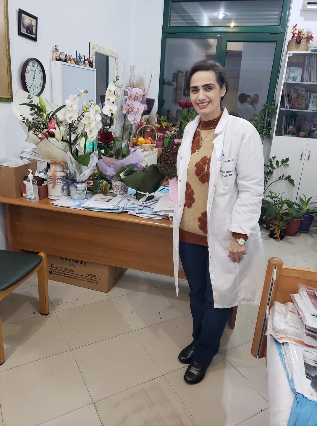 Mjekja e njohur në Durrës fiton betejën me Covid-19, kolegët e presin me lule