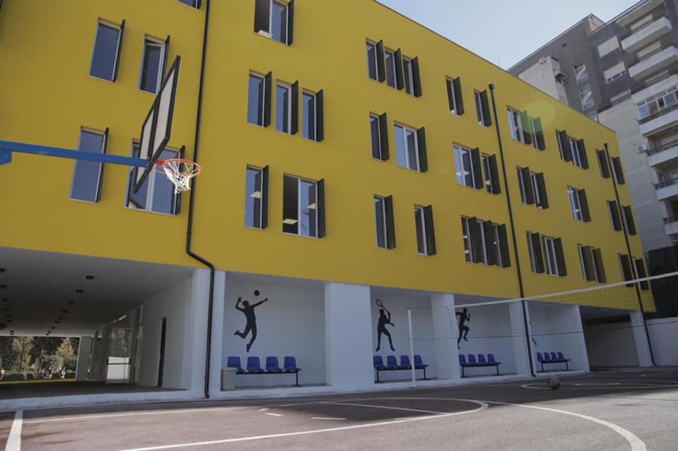 Zv.kryetari i LSI Durrës: Gjysma e shkollës “Shaqe Mazreku” është pa drita, pa priza, pa ngrohje. Ku shkuan 1.15 mld €?