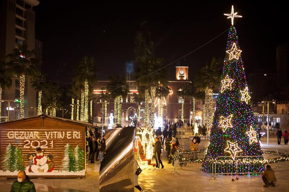 Durrësi nën petkun festiv, ndizen dritat e pemës në sheshin “Liria” (VIDEO+FOTO)