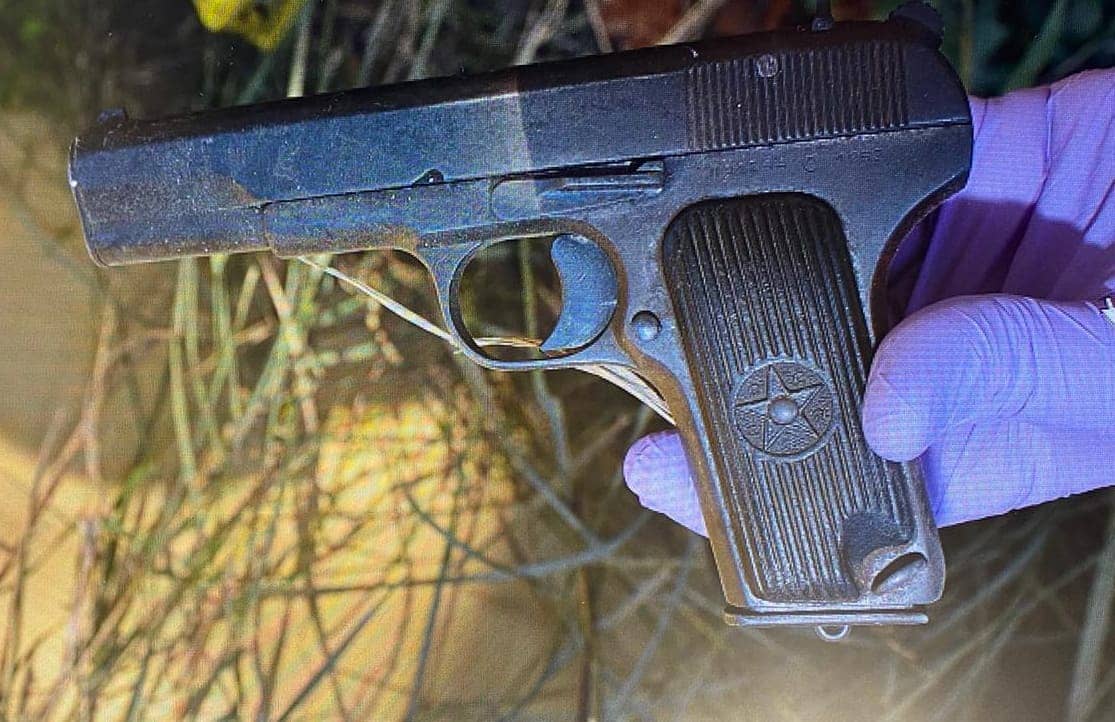 Arrestohet 50-vjeçari me precedent kriminal, qarkullonte me armë zjarri të mbushur gati për qitje