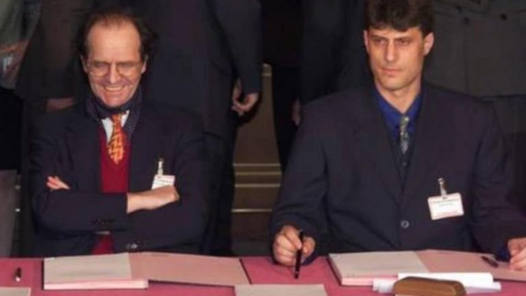 Rama poston foton ku janë bashkë Rugova dhe Thaçi dhe jep mesazhin: Liria ka emër!