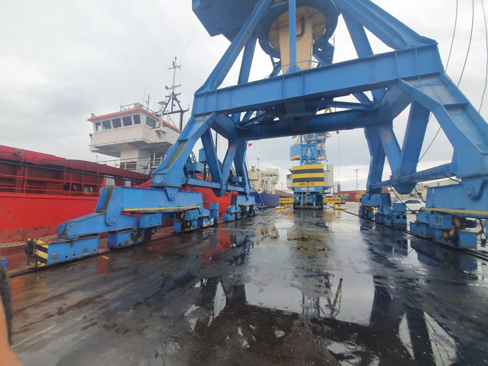 Moti me reshje/ Pengohet puna e përpunimit të anijeve në portin e Durrësit, tragetet vijnë në orar