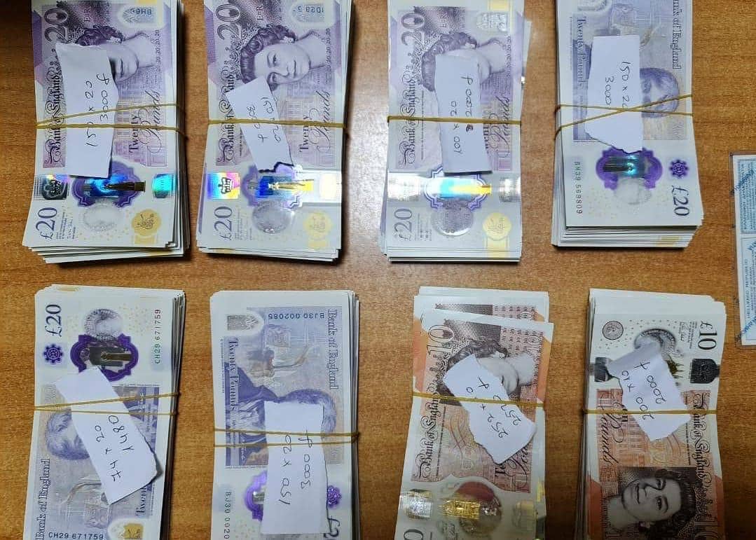 Kapen 20 mijë paund të padeklaruara në Rinas, procedohet e reja