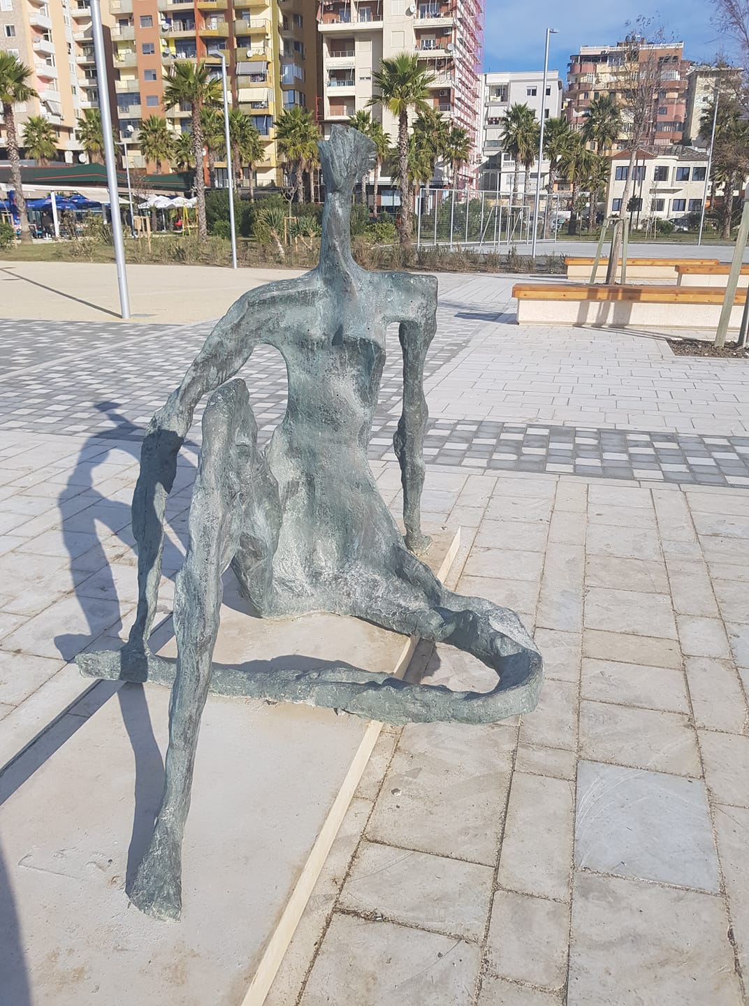 “Pse në Durrës mbërrijnë të lodhur e të shëmtuar?” Deputetja Hyseni ironizon veprën e artit të vendosur në shëtitore