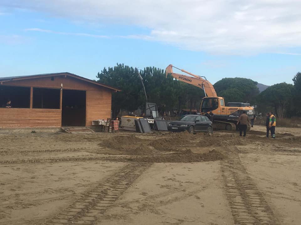 IKMT vazhdon shembjen e 30 ndërtimeve pa leje në Gjirin e Lalzit (FOTO & VIDEO)