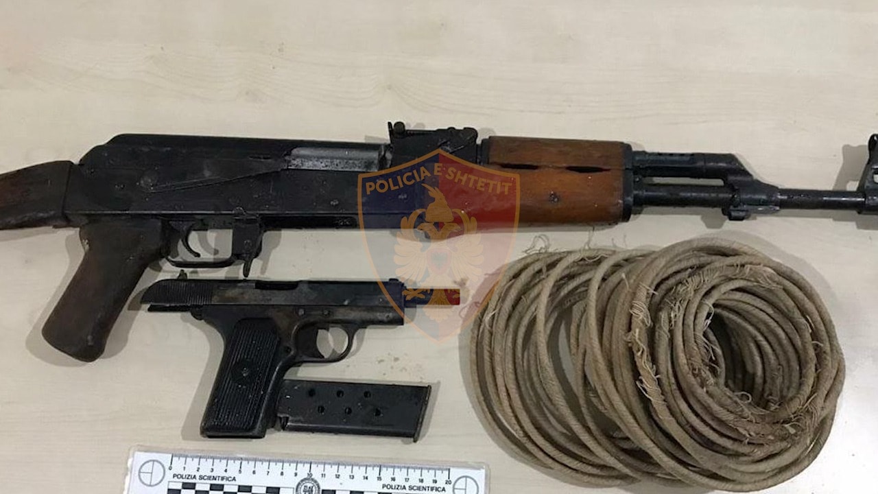 Qëlluan me armë zjarri në ajër, vihen në pranga dy persona