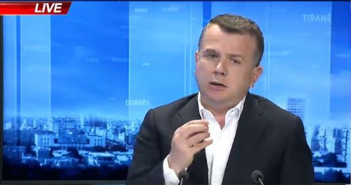 “Pse të dalë djali im të djegë bredhin?” Gazetarja i kthehet Ballës: Asnjë nënë s’do donte që të dilte djali në rrugë dhe të vritej nga policia