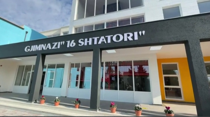 Përfundon ndërtimi i gjimnazit “16 shtatori”, u dorëzohen çelësat e shtëpive 10 familjeve, Arbana: Shijaku po ringrihet pas tërmetit