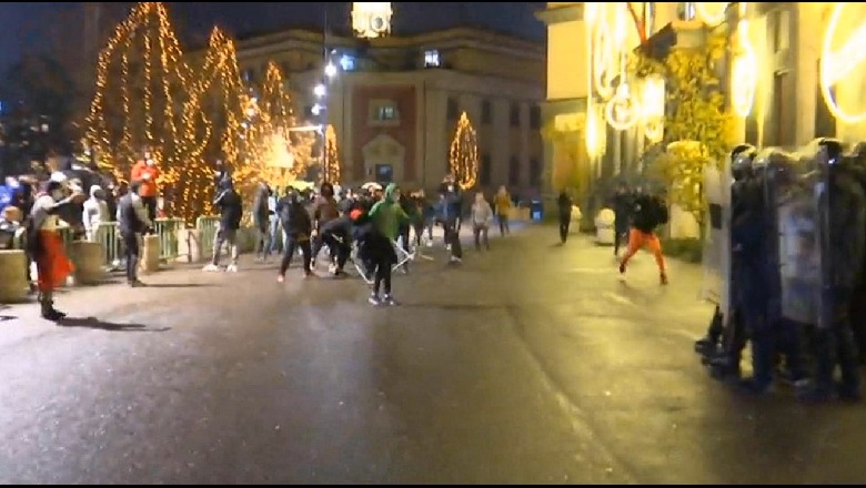 Protestuesit konfrontohen me policinë, qëllojnë me gurë mbi efektivët, hidhet gaz lotsjellës