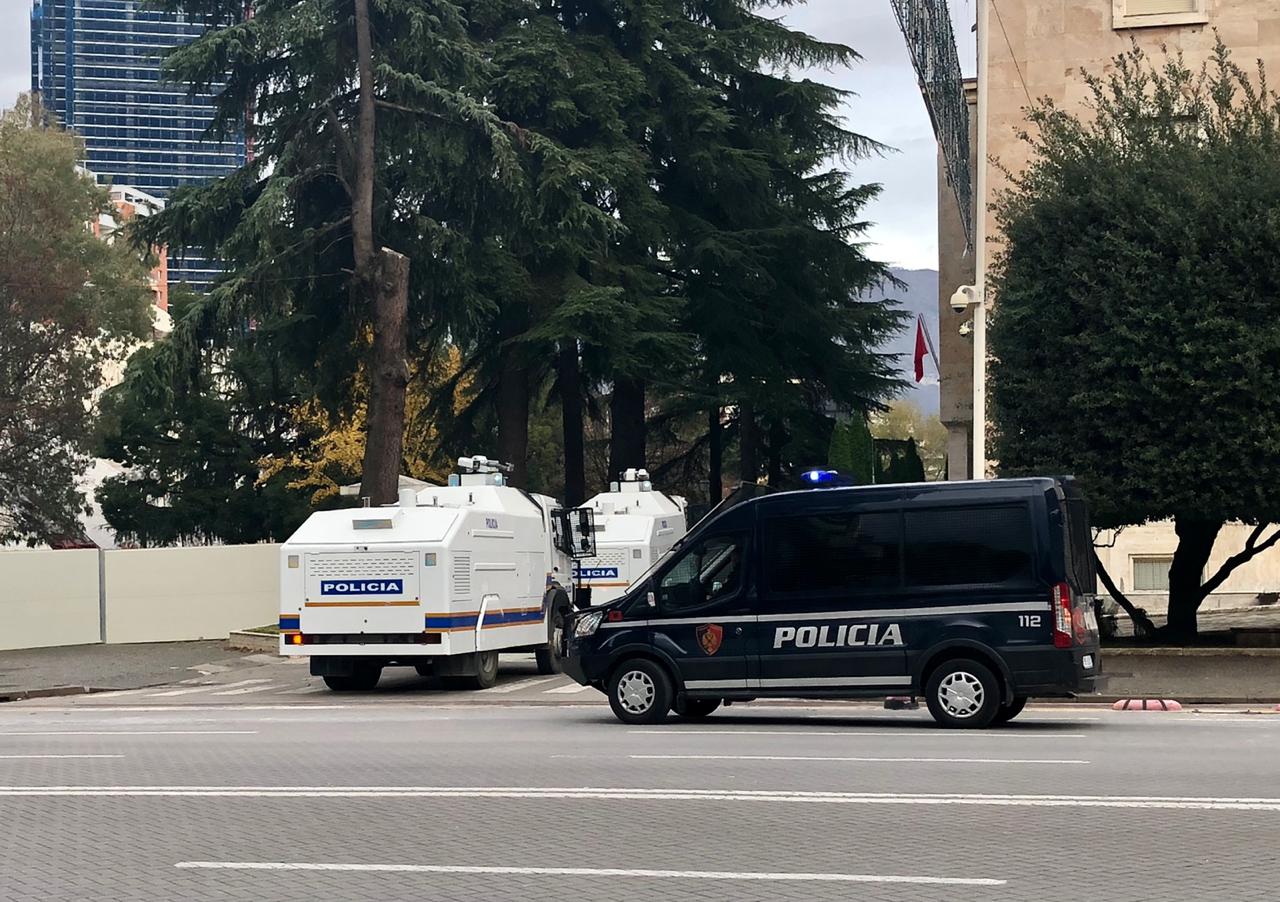 Sot tjetër protestë për Klodjan Rashën, Kryeministria blindohet nga policët