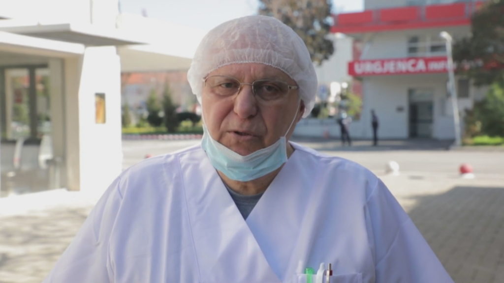 Tritan Kalo homazh për mjekët që u shuan nga Covid-19