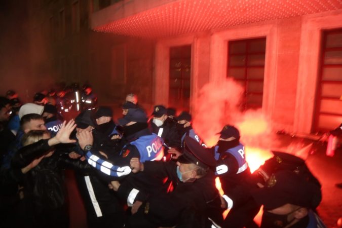 Ministria e Shëndetësisë: Lënë spitalin 15 policë dhe 2 protestues, përveç efektivit që rrezikon njërin sy