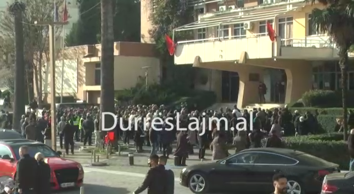 Aplikimet për grantin/ Qytetarët në radhë të gjata para Prefekturës Durrës (VIDEO)