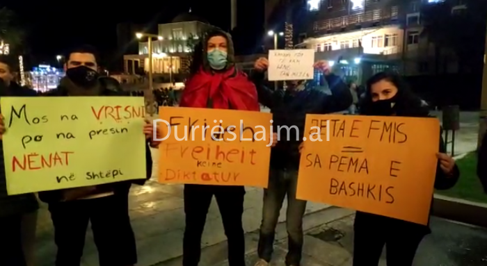 “Jeta e fmis = sa pema e bashkis!” Pankartat e të rinjve në Durrës, ironi me institucionet (FOTO)