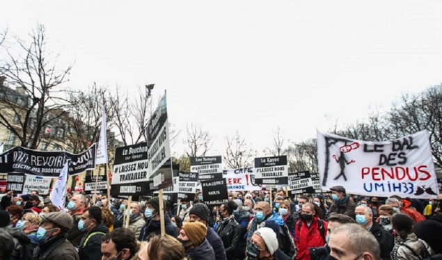 Mijëra protestues kërkojnë hapjen e hoteleve dhe restoranteve në Paris