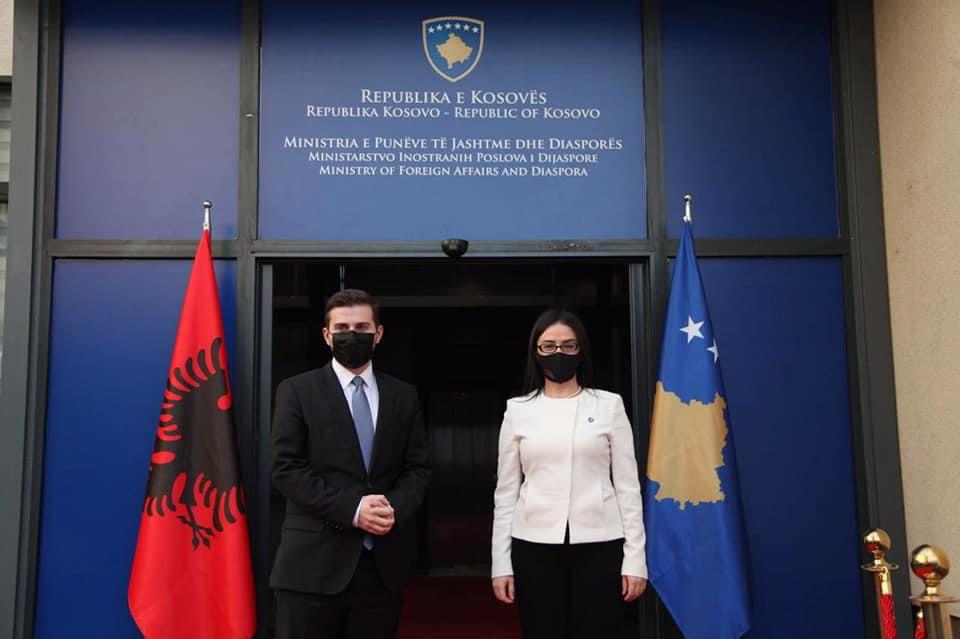 Nënshkruhet marrëveshja/ Shqipëria dhe Kosova do të kenë një hapësirë të përbashkët konsullore në Strugë