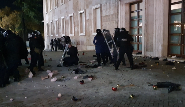 Policia përdor gaz lotsjellës ndaj protestuesve te Kryeministria