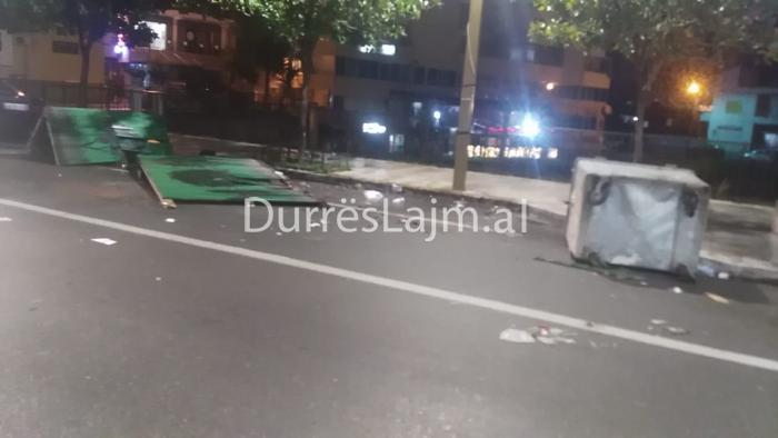 FOTOLAJM/ Çfarë la pas protesta e të rinjve në Durrës