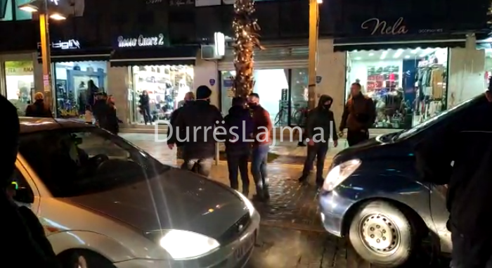 Policia dyndet në bulevardin “Dyrrah”, tenton të ndalojë edhe kalimtarë. Shoqërohen edhe vajza në komisariat (FOTO & VIDEO)