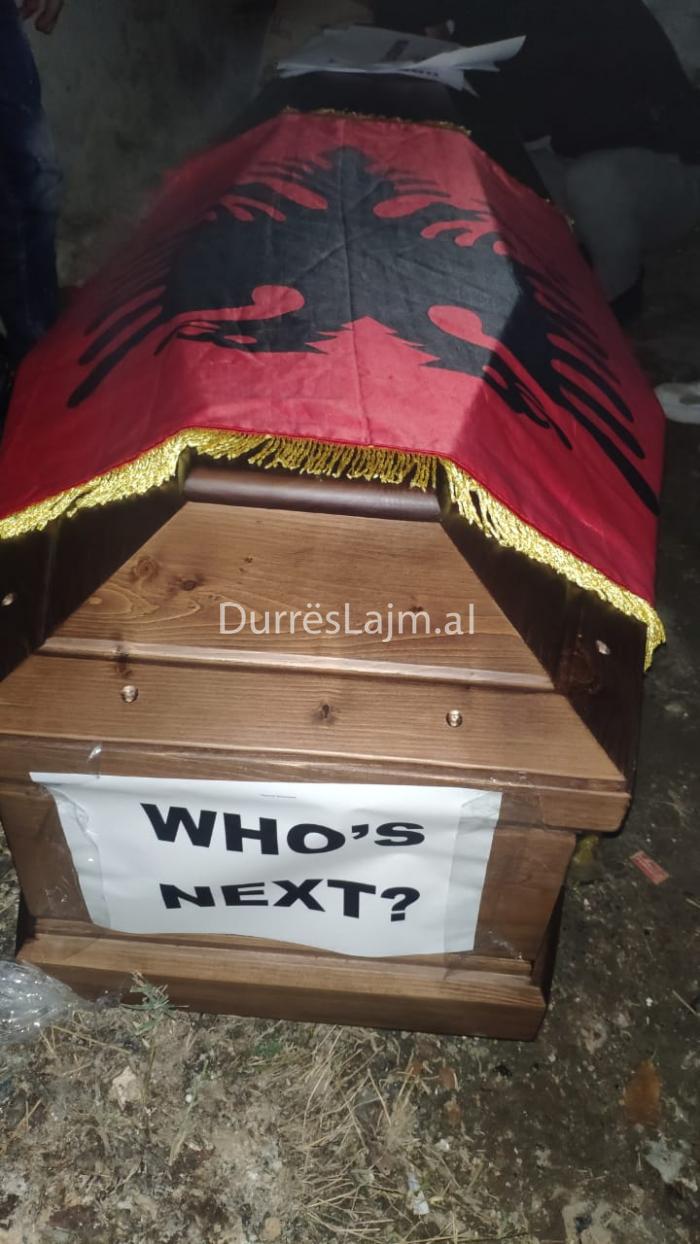 Me arkivol në sheshin kryesor të Durrësit, simbolika e protestës së radhës së të rinjve (FOTO & VIDEO)