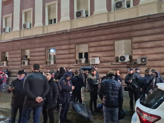 Rinis protesta para Kryeministrisë, marshohet drejt banesës së Klodian Rashës