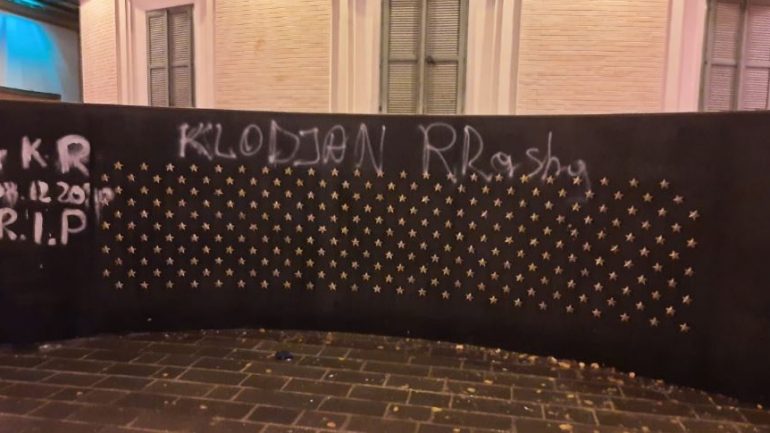 Protestuesit shkruajnë emrin e Klodian Rashës te “Muri i Kujtesës”