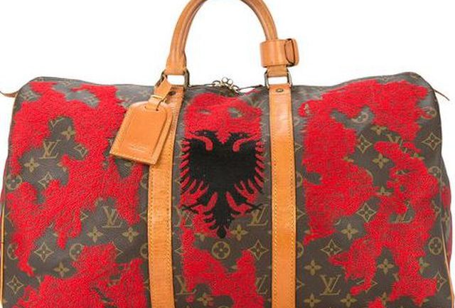 “Louis Vuitton” nxjerr në shitje çantën me flamurin shqiptar